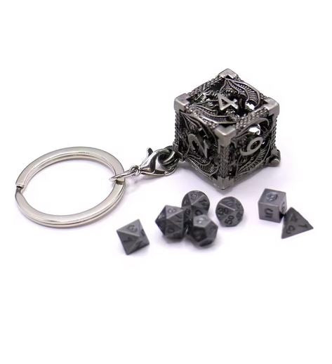 Porte clé en forme de dé 6 contenant 7 mini dés en métal